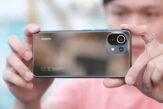 Trên tay Xiaomi Mi 11 Lite: Smartphone mỏng nhẹ và đáng mua nhất phân khúc dưới 7 triệu đồng - Ảnh 4. Trên tay Xiaomi Mi 11 Lite: Smartphone mỏng nhẹ và đáng mua nhất phân khúc dưới 7 triệu đồng - Ảnh 4.