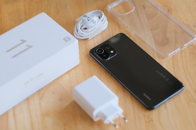 Trên tay Xiaomi Mi 11 Lite: Smartphone mỏng nhẹ và đáng mua nhất phân khúc dưới 7 triệu đồng - Ảnh 3. Trên tay Xiaomi Mi 11 Lite: Smartphone mỏng nhẹ và đáng mua nhất phân khúc dưới 7 triệu đồng - Ảnh 3.