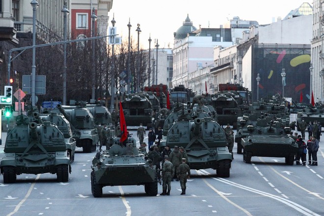 Choáng ngợp quân đội Nga diễn tập chuẩn bị lễ duyệt binh Ngày Chiến thắng - Ảnh 1.