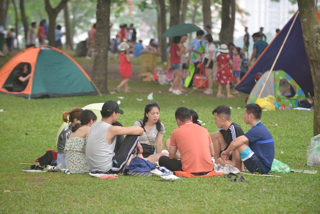 Dân Thủ đô đổ xô tới công viên Yên Sở cắm trại: Hiếm hoi mới thấy người đeo khẩu trang - Ảnh 2.