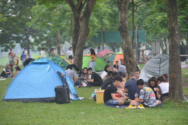 Dân Thủ đô đổ xô tới công viên Yên Sở cắm trại: Hiếm hoi mới thấy người đeo khẩu trang - Ảnh 11.