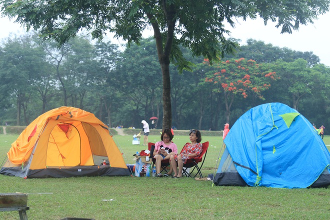 Dân Thủ đô đổ xô tới công viên Yên Sở cắm trại: Hiếm hoi mới thấy người đeo khẩu trang - Ảnh 3.