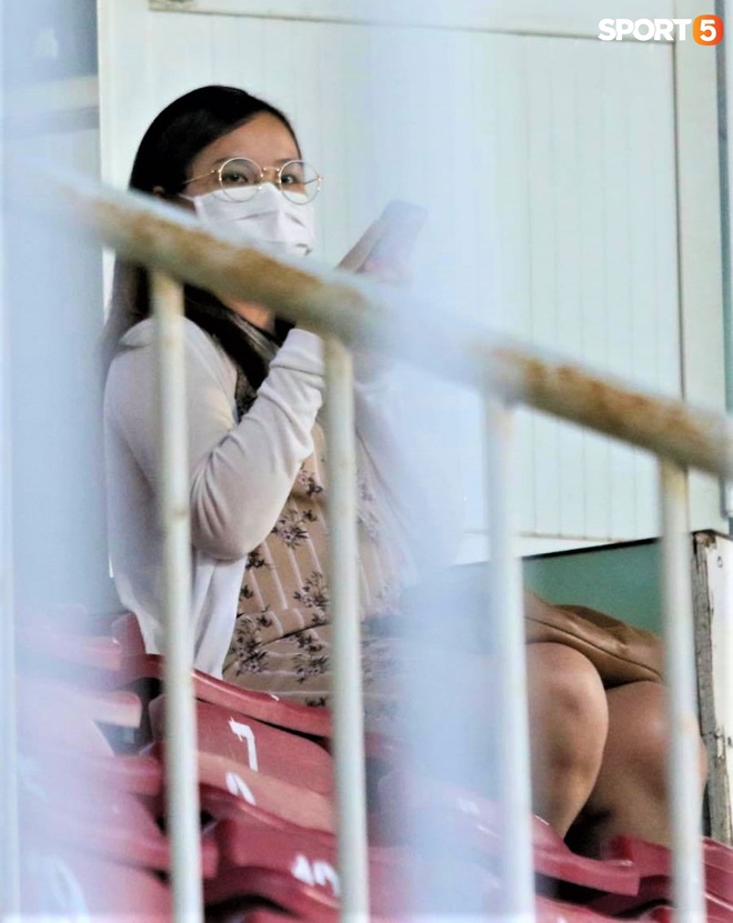 Vợ C&ocirc;ng Phượng đến s&acirc;n cổ vũ HAGL, d&aacute;ng vẻ mang bầu lộ r&otilde; - Ảnh 3.