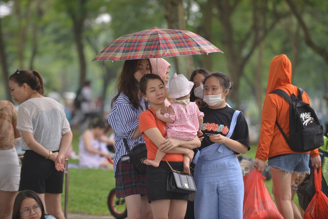 Dân Thủ đô đổ xô tới công viên Yên Sở cắm trại: Hiếm hoi mới thấy người đeo khẩu trang - Ảnh 4.
