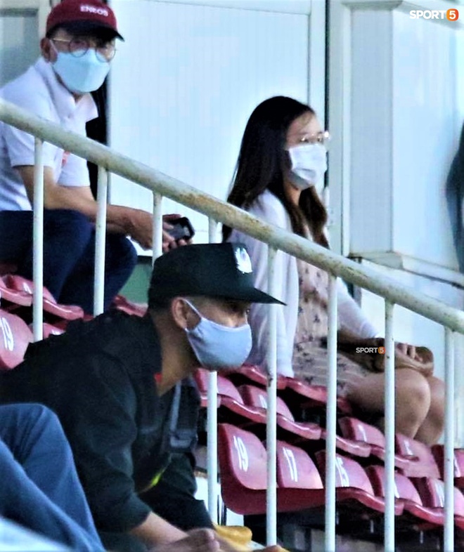 Vợ C&ocirc;ng Phượng đến s&acirc;n cổ vũ HAGL, d&aacute;ng vẻ mang bầu lộ r&otilde; - Ảnh 4.