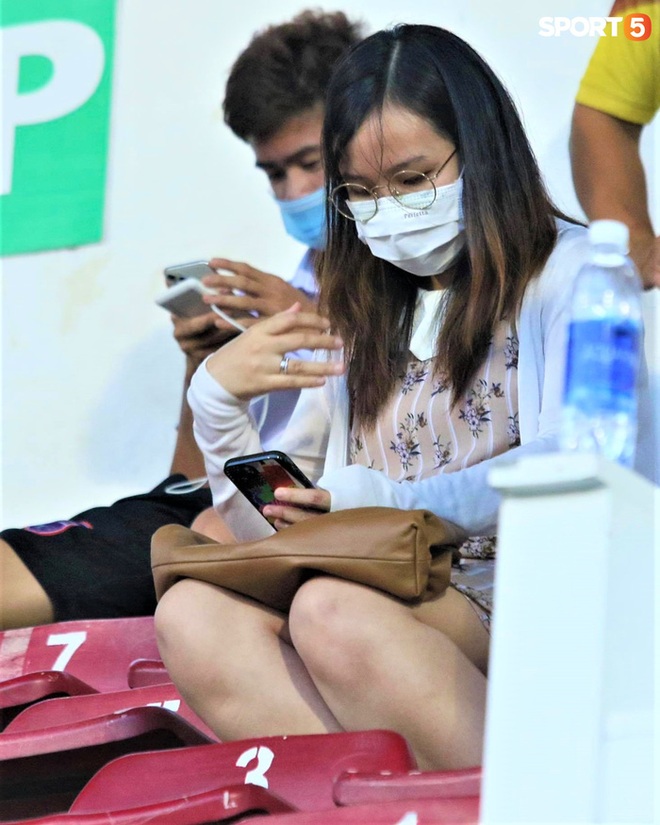 Vợ C&ocirc;ng Phượng đến s&acirc;n cổ vũ HAGL, d&aacute;ng vẻ mang bầu lộ r&otilde; - Ảnh 5.