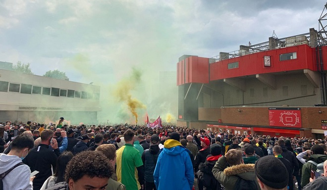 SỐC: Fan M.U chiếm sân Old Trafford trước đại chiến - Ảnh 4.