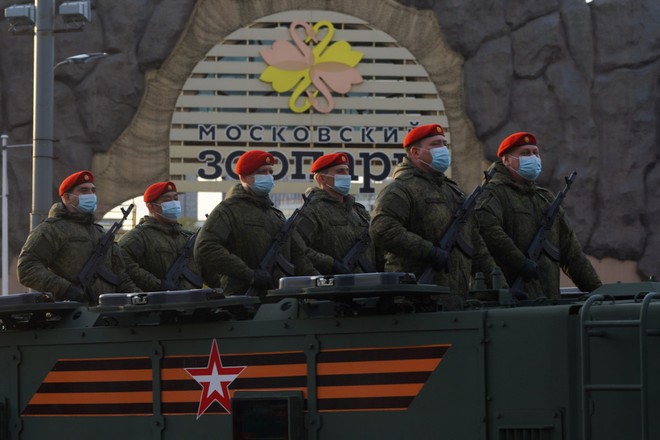 Choáng ngợp quân đội Nga diễn tập chuẩn bị lễ duyệt binh Ngày Chiến thắng - Ảnh 5.