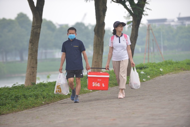 Dân Thủ đô đổ xô tới công viên Yên Sở cắm trại: Hiếm hoi mới thấy người đeo khẩu trang - Ảnh 6.