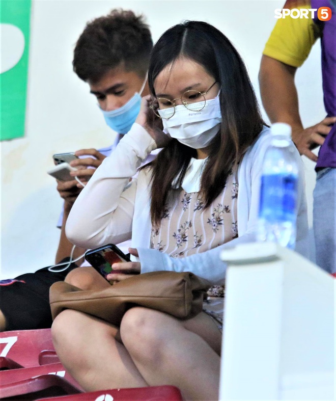 Vợ C&ocirc;ng Phượng đến s&acirc;n cổ vũ HAGL, d&aacute;ng vẻ mang bầu lộ r&otilde; - Ảnh 6.