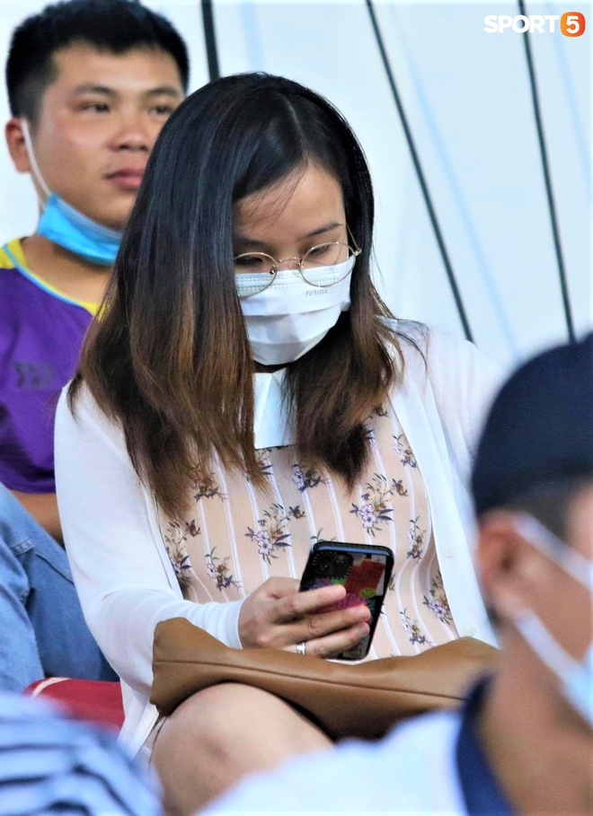 Vợ C&ocirc;ng Phượng đến s&acirc;n cổ vũ HAGL, d&aacute;ng vẻ mang bầu lộ r&otilde; - Ảnh 7.