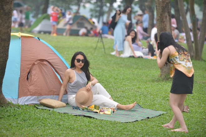 Dân Thủ đô đổ xô tới công viên Yên Sở cắm trại: Hiếm hoi mới thấy người đeo khẩu trang - Ảnh 8.