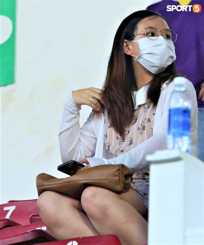 Vợ C&ocirc;ng Phượng đến s&acirc;n cổ vũ HAGL, d&aacute;ng vẻ mang bầu lộ r&otilde; - Ảnh 8.