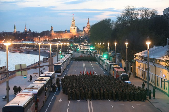 Choáng ngợp quân đội Nga diễn tập chuẩn bị lễ duyệt binh Ngày Chiến thắng - Ảnh 9.
