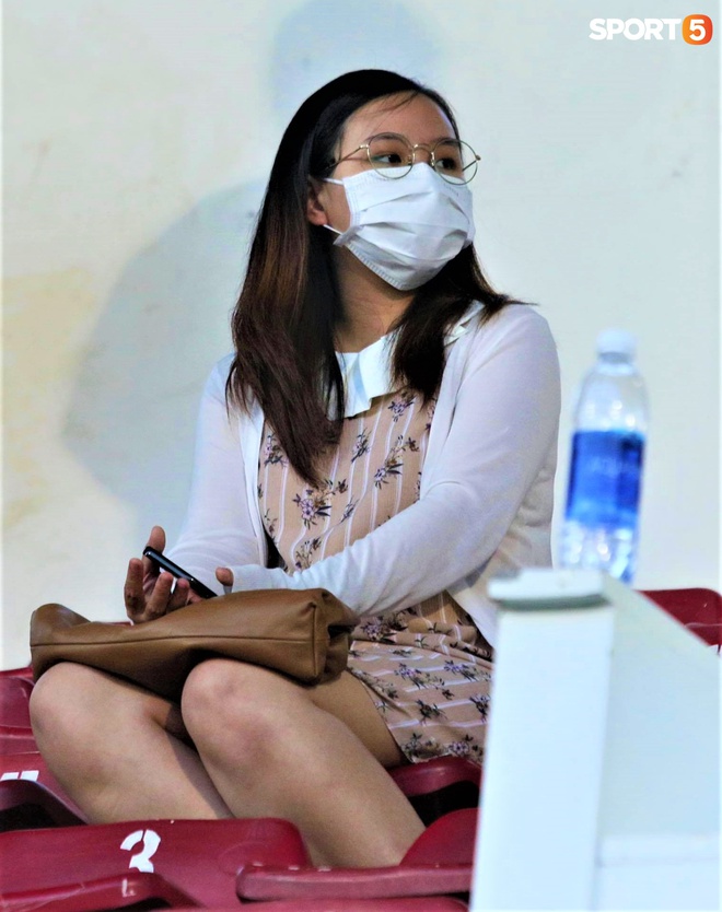 Vợ C&ocirc;ng Phượng đến s&acirc;n cổ vũ HAGL, d&aacute;ng vẻ mang bầu lộ r&otilde; - Ảnh 9.