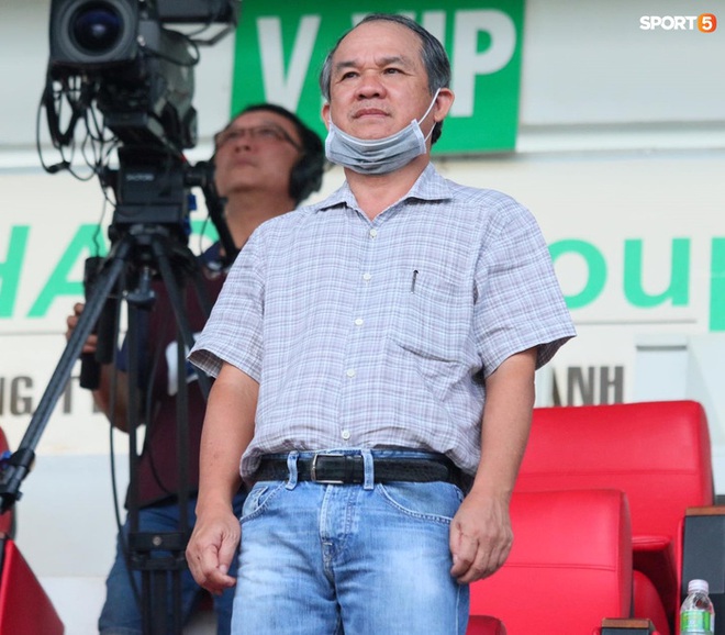 Vợ C&ocirc;ng Phượng đến s&acirc;n cổ vũ HAGL, d&aacute;ng vẻ mang bầu lộ r&otilde; - Ảnh 10.