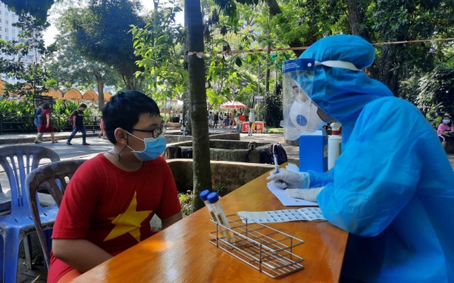 Nhân viên y tế thực hiện lấy mẫu tại Thảo Cầm Viên (Quận 1, TP.HCM)