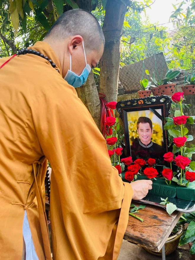 Sao Việt xót xa đến tiễn biệt, người thân tiết lộ ngày tháng cuối đời của NTK Nhật Dũng - Ảnh 3.