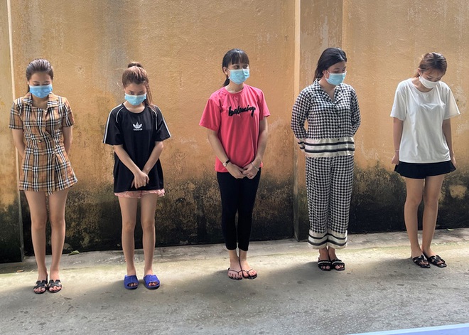 5 cô gái trẻ vào khách sạn thác loạn khi đang nghỉ làm tránh dịch; Ninh Bình có 2 mắc Covid-19 đầu tiên - Ảnh 1.
