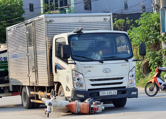 Phóng xe máy lao thẳng vào ô tô tải, 2 học sinh nguy kịch - Ảnh 1.