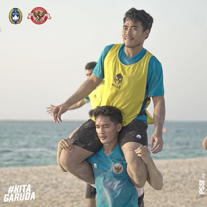 Đến UAE, đối thủ của tuyển Việt Nam cho cầu thủ chơi đùa trên bãi biển và ra lệnh ăn... hết công suất - Ảnh 3.