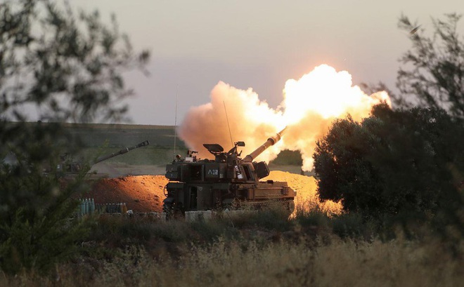 Quân đội Israel nã đạn về phía Dải Gaza. Ảnh: Reuters