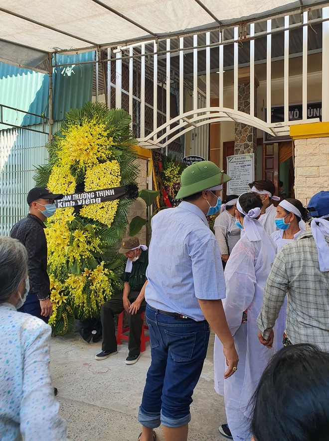 Đám tang NTK Nhật Dũng: Cha già bật khóc đứng vái lạy, nghẹn ngào nói con đi rồi còn ba ở lại - Ảnh 6.