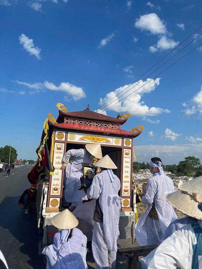 Đám tang NTK Nhật Dũng: Cha già bật khóc đứng vái lạy, nghẹn ngào nói con đi rồi còn ba ở lại - Ảnh 11.