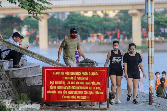 Người dân thản nhiên tập thể dục, câu cá, không đeo khẩu trang ở hồ Hoàng Cầu - Ảnh 1.