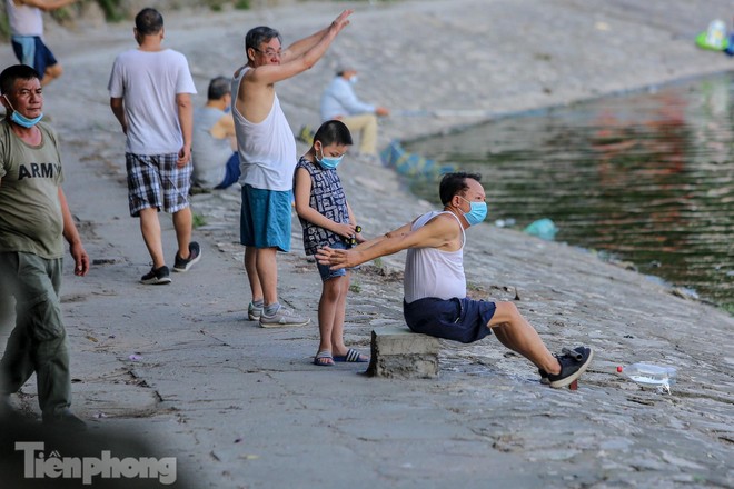 Người dân thản nhiên tập thể dục, câu cá, không đeo khẩu trang ở hồ Hoàng Cầu - Ảnh 2.