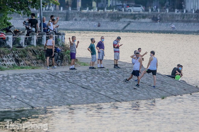 Người dân thản nhiên tập thể dục, câu cá, không đeo khẩu trang ở hồ Hoàng Cầu - Ảnh 17.