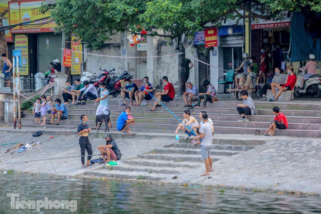 Người dân thản nhiên tập thể dục, câu cá, không đeo khẩu trang ở hồ Hoàng Cầu - Ảnh 4.