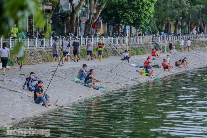 Người dân thản nhiên tập thể dục, câu cá, không đeo khẩu trang ở hồ Hoàng Cầu - Ảnh 6.