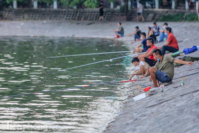 Người dân thản nhiên tập thể dục, câu cá, không đeo khẩu trang ở hồ Hoàng Cầu - Ảnh 7.