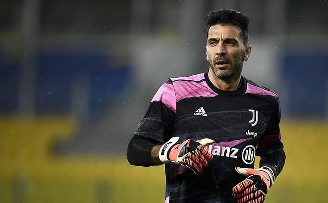 Buffon vẫn thi đấu đỉnh cao ở tuổi 43