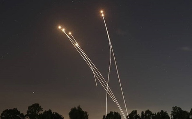 Vệt sáng tên lửa trên bầu trời Israel. Ảnh: TASS