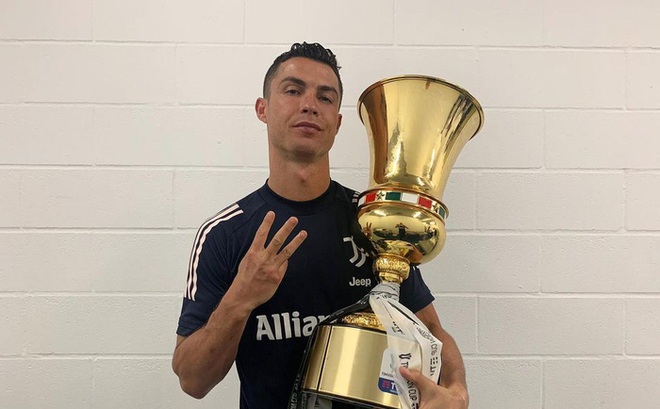 Biểu cảm "khó đỡ" của Ronaldo trong tấm hình được Georgina đăng tải