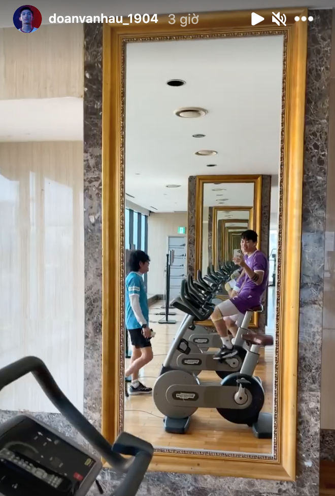 Văn Hậu sáng vào phòng gym đạp xe, trưa nắng ra sân rèn thể lực cùng tuyển Việt Nam - Ảnh 1.