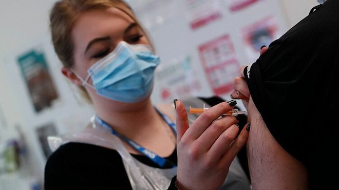 Anh: Gần 4,5 triệu ca nhiễm Covid-19, xuất hiện loại virus đột biến mới khiến 49 người mắc - Ảnh 3.