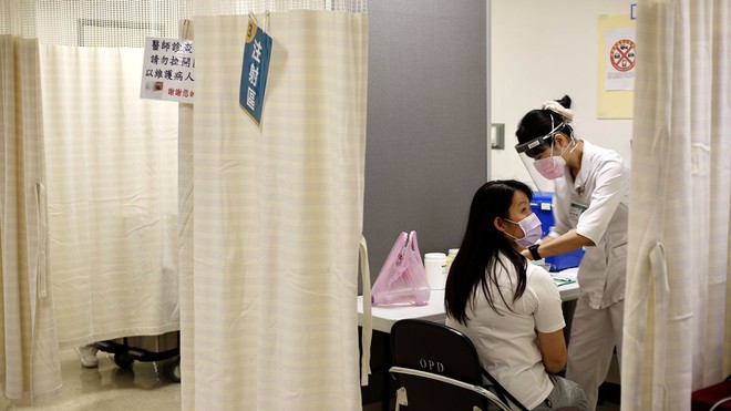 Đài Loan trước cơn sóng dữ COVID-19: Thiếu vaccine nhưng quyết không dùng hàng TQ - Đây là lí do - Ảnh 3.