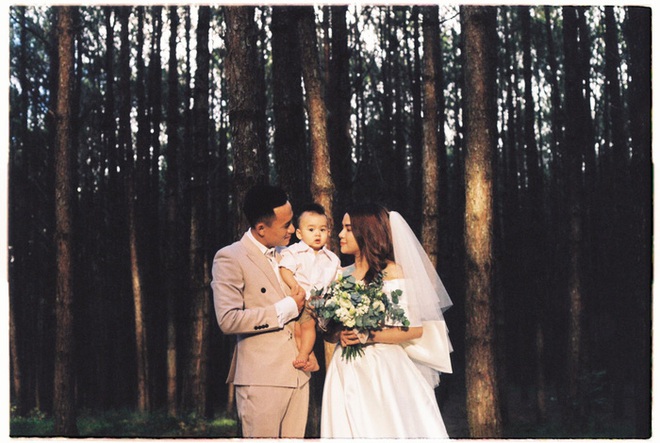 Ngất ngây trước bộ ảnh cưới chụp bằng máy film của tiền vệ Võ Huy Toàn: Bàn thắng ý nghĩa cuộc đời - Ảnh 1.