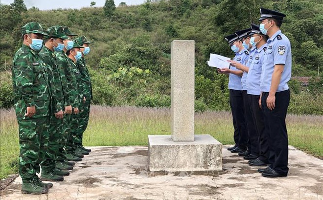 Gặp mặt trên biên giới giữa Đồn Biên phòng A Pa Chải (Bộ đội Biên phòng tỉnh Điện Biên) và Phân trạm Long Phú (Trạm kiểm soát nhập cảnh Biên phòng Mường Khang, Trung Quốc) (Ảnh: TTXVN).