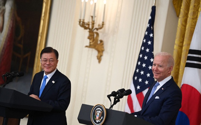 Tổng thống Mỹ Joe Biden (phải) và Tổng thống Hàn Quốc Moon Jae-in tham dự cuộc họp báo chung sau cuộc gặp ở Washington, DC, Mỹ, ngày 21/5/2021. Ảnh: AFP/TTXVN