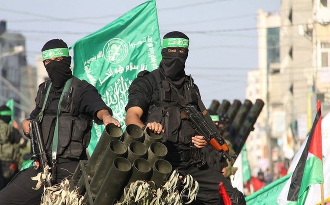 Các chiến binh Hamas đứng cạnh một bệ phóng tên lửa ở Gaza (Ảnh: Getty Images).