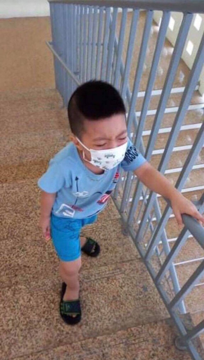 Bé trai 6 tuổi một mình đi nhận kết quả dương tính Covid-19: Ánh mắt ngơ ngác, ngồi nép vào cánh cửa - Ảnh 5.