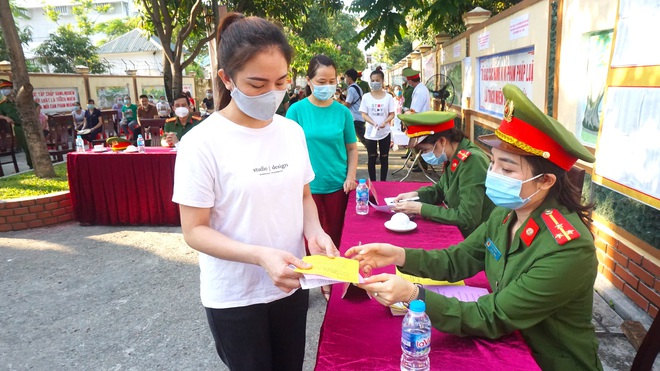 Những cử tri đặc biệt trong ngày bầu cử ở Nghệ An, Hà Tĩnh - Ảnh 6.