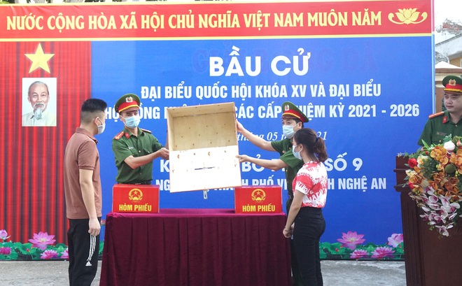 Những cử tri đặc biệt trong ngày bầu cử ở Nghệ An, Hà Tĩnh - Ảnh 5.