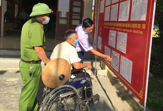 Những cử tri đặc biệt trong ngày bầu cử ở Nghệ An, Hà Tĩnh - Ảnh 17.
