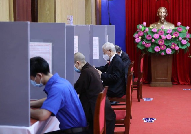 Hôm nay, hơn 69 triệu cử tri cả nước đi bầu cử; Tổng Bí thư Nguyễn Phú Trọng bỏ phiếu bầu cử tại Khu vực bỏ phiếu số 4 - Hà Nội - Ảnh 1.