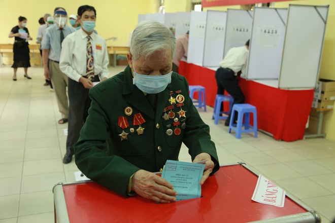 Hơn 69 triệu cử tri cả nước nô nức đi bầu cử; Tổng Bí thư Nguyễn Phú Trọng bỏ phiếu bầu cử tại Khu vực bỏ phiếu số 4 - Hà Nội - Ảnh 3.